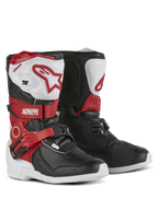 Alpinestars Kids Tech 3S laarzen, motorcrosslaarzen, wit, zwart en felrood, met beschermende TPU-scheenplaten, rode bandjes met Alpinestars-branding, gespsluiting en duurzame witte buitenzolen.