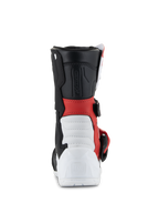 Alpinestars Kids Tech 3S laarzen, motocrosslaarzen, wit, zwart en felrood, achteraanzicht met witte versterkte hiel met Tech Series-logo in reliëf, rood middengedeelte, zwarte bovenrand en gespdetail aan de zijkant, beschermend off-road schoeisel