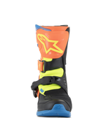 Alpinestars Tech 3S Kids laarzen, motorcrosslaarzen, fluo oranje, Enamel Blue en fluo geel, vooraanzicht met een oranje scheenplaat met een geel sterlogo, zwarte gespsluitingen en een blauwe zool, beschermend off-road schoeisel voor jonge rijders