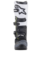Alpinestars Tech 5 laarzen, motorcrosslaarzen, zwart, donkergrijs en wit, vooraanzicht met een sluitingssysteem met meerdere gespen, wit bovenpaneel met zwart Astars-logo, donkergrijze verstevigde neus en subtiele gele accenten