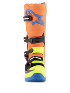 Alpinestars Tech 5 laarzen, motocrosslaarzen, oranje fluo, enamel blue en geel fluo, vooraanzicht met het sluitingssysteem met vier gespen, blauw Alpinestars-logo op de scheen en neongele accenten op de neus en gespen.