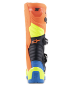 Alpinestars Tech 5 laarzen, motorcrosslaarzen, fluo oranje, emaille blauw en fluo geel, achteraanzicht met accordeon flexzones, duurzame polymeer kuitbeschermer en een opvallend meerkleurig paneelontwerp voor off-road racing