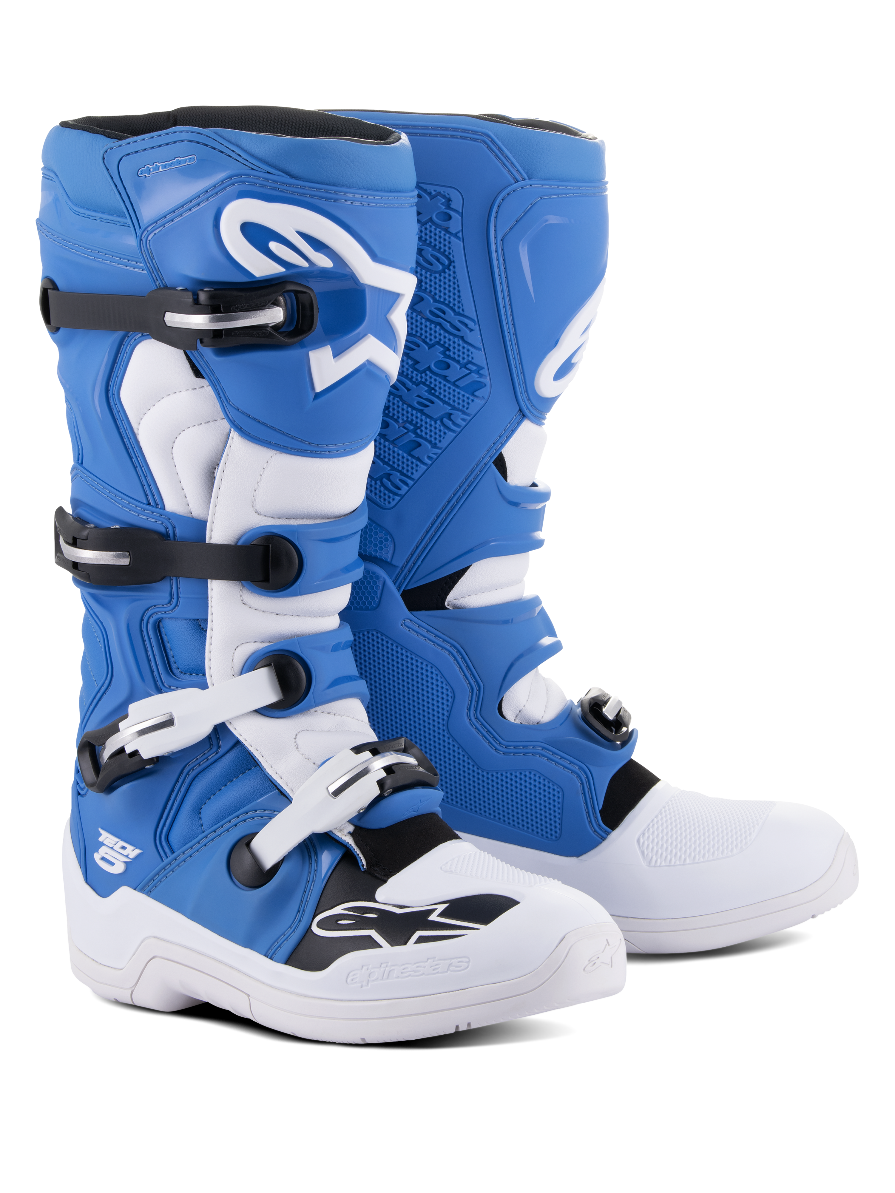 Alpinestars Tech 5 laarzen, motocross- en off-roadlaarzen, blauw en wit, constructie van verschillende materialen met vier zwart-witte gespen, witte scheenplaat met groot Astars-logo en een duurzame witte zool.