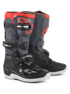 Alpinestars Youth Tech 7S Boots, motorcrosslaarzen, zwart, donkergrijs en fluorescerend rood, voorzien van een sluitsysteem met vier gespen, beschermende TPU-scheenplaat, witte buitenzool en rood Alpinestars-logo, ontworpen voor jeugdige off-road rijders.