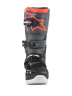 Alpinestars Youth Tech 7S motorlaarzen, motorcrosslaarzen, zwart en donkergrijs met fluorescerend rode accenten, vooraanzicht, voorzien van een TPU-scheenplaat met rood sterlogo, sluitsysteem met drie gespen en witte geïntegreerde zool, duurzame off-road beschermende uitrusting