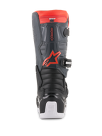 Alpinestars Youth Tech 7S laarzen, motorcross laarzen, zwart, donkergrijs en fluorood, achteraanzicht met TPU-beschermingspanelen, rood fluorescerend Alpinestars-logo en witte zoolaccenten, duurzaam beschermend off-road schoeisel.