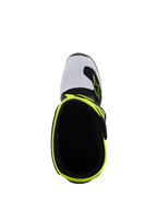 Alpinestars Youth Tech 7S laarzen, motorcrosslaarzen, zwart, wit en fluogeel, bovenaanzicht met de opening aan de bovenkant en de fluorescerende gele rand, witte neus met Alpinestars-logo, hoogwaardig beschermend schoeisel voor jongeren