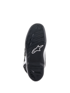 Alpinestars Youth Tech 7S Laarzen, onderaanzicht van de zool, zwart rubber met gestructureerd grippatroon en wit Alpinestars-logo, duurzame compound-constructie voor jeugd motorcross.