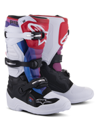 Alpinestars Youth Tech 7S laarzen, motorcross laarzen, White Black Rainbow, met een witte en zwarte basis met rode, blauwe en paarse accenten, sluitsysteem met meerdere gespen en beschermende scheenplaat voor off-road racen