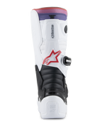 Alpinestars Youth Tech 7S laarzen, motorcrosslaarzen, wit, zwart en regenboog, achteraanzicht met hiel- en kuitbescherming, zwarte accordeon flex-zone, rood sterlogo en een roze en paarse gradiënt bovenband