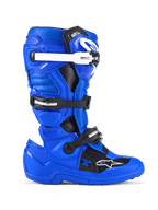 Alpinestars Youth Tech 7 S motorlaarzen, motorcrosslaarzen, blauw, zwart en wit, zijaanzicht met een PU-versterkt bovenwerk van microvezel, sluitsysteem met vier gespen met witte en zwarte riemen, TPU-scheenplaat en Alpinestars-logo, beschermend off-road schoeisel voor jeugdige rijders