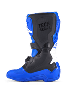 Alpinestars Youth Tech 7 S laarzen, motorcrosslaarzen, blauw, zwart en wit, zijaanzicht met zwarte beschermende TPU-panelen, 'TECH SERIES'-branding op de scheenplaat, witte accordeon-flexzone en een duurzame blauwe zool ontworpen voor off-road racen.