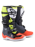 Alpinestars Youth Tech 7S laarzen, motorcrosslaarzen, donkergrijs met rode en fluorgele accenten, voorzien van een witte TPU-scheenplaat met zwart logo, drievoudig gespsluitingssysteem en een duurzame witte zool, ontworpen voor junior off-road rijders.