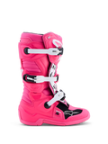 Alpinestars jeugd Tech 7S motorcrosslaarzen in roze en zwart met witte gespen en CE-gecertificeerde TPU-bescherming.