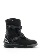 Alpinestars Belize V2 Drystar® laarzen, zwarte motorlaarzen, zijaanzicht met twee verstelbare gespsluitingen, wit Alpinestars sterlogo op de hiel, robuuste off-road zool en waterdicht ontwerp voor adventure rijden