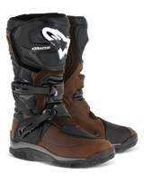 Alpinestars Corozal Adventure Drystar geoliede leren laarzen, bruin en zwart, hoge adventure touring motorlaarzen met een dubbele gespsluiting, wit Alpinestars-logo op de scheenplaat en robuuste all-terrain buitenzolen