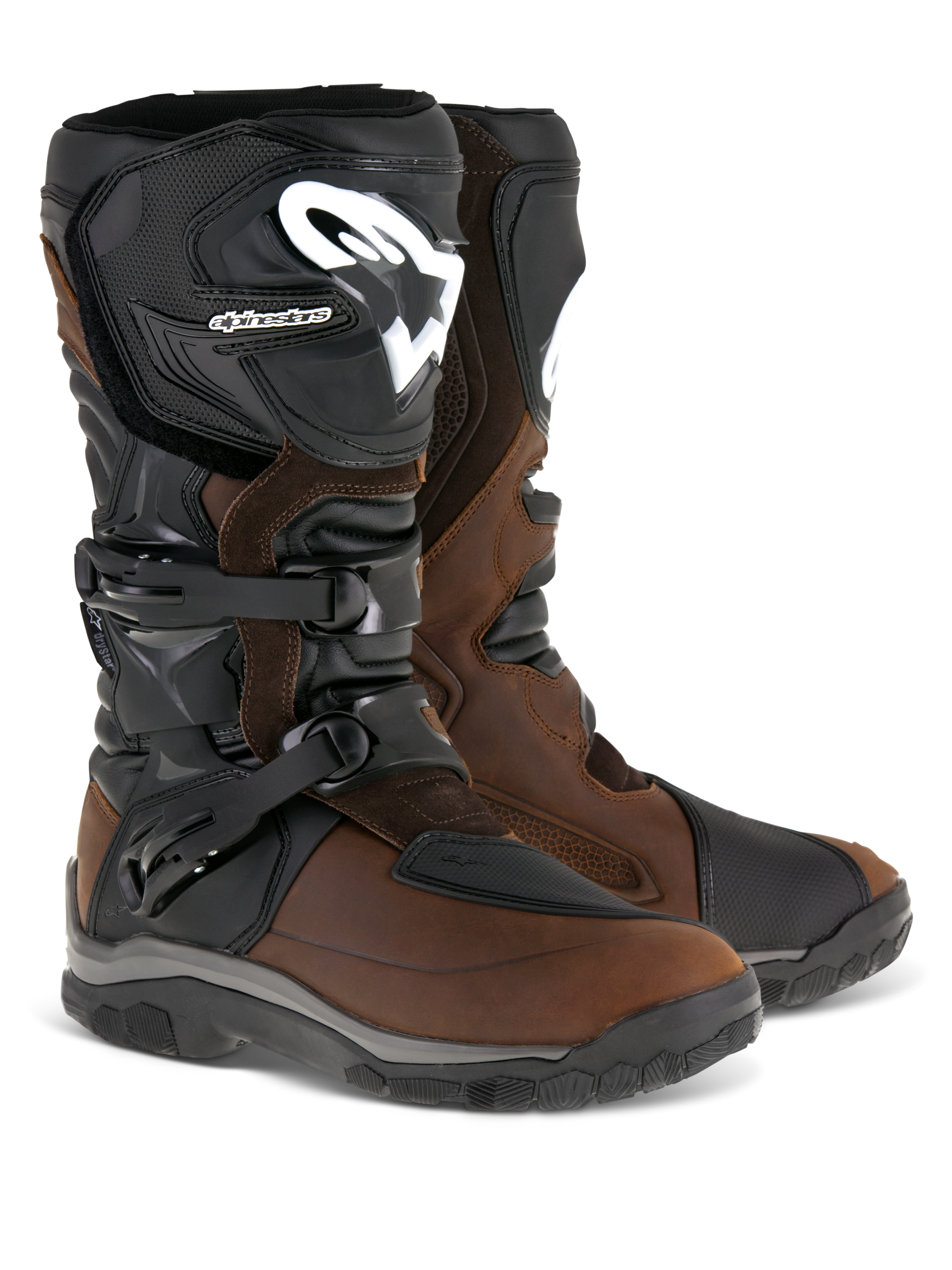 Alpinestars Corozal Adventure Drystar geoliede leren laarzen, bruin en zwart, hoge adventure touring motorlaarzen met een dubbele gespsluiting, wit Alpinestars-logo op de scheenplaat en robuuste all-terrain buitenzolen