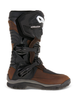 Alpinestars Corozal Adventure Drystar geolied lederen laarzen, bruin en zwart, zijaanzicht met volnerf geolied lederen chassis, sluitsysteem met twee gespen en verstevigde TPU-scheenplaat, adventure touring motorlaarzen