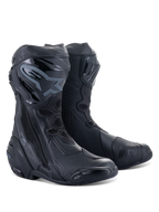 Alpinestars Supertech R laarzen, motor race-laarzen, zwart op zwart, voorzien van beschermende TPU-scheenplaten, vervangbare sliders en een gestroomlijnd performance-ontwerp voor rijden op de weg en het circuit.
