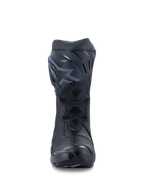 Alpinestars Supertech R laarzen, race motorlaarzen, zwart, vooraanzicht met de TPU-scheenplaat met logo, mesh-ventilatiepanelen en gestroomlijnde beschermende constructie