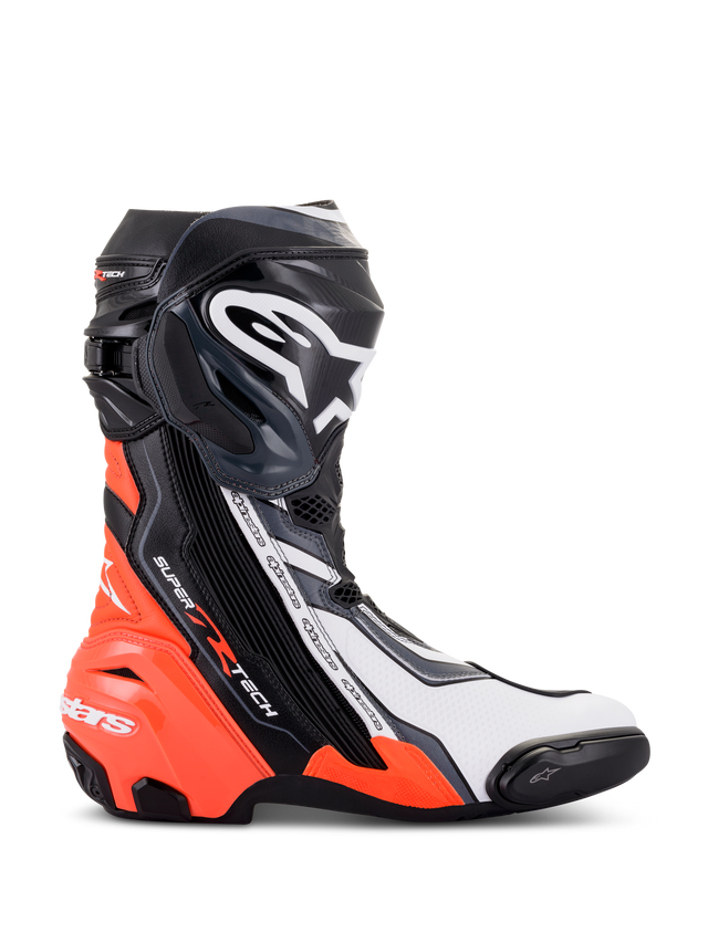 Alpinestars Supertech R laarzen, hoogwaardige race-motorlaarzen, zwart, rood fluo, wit en grijs, zijaanzicht met TPU-scheenplaat en teenslider, aerodynamisch ontwerp met opvallende branding voor circuit- en weggebruik