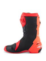 Alpinestars Supertech R-laarzen, professionele motorracelaarzen, helderrood en fluorescerend rood met zwarte panelen, zijaanzicht met de TPU-scheenplaat, flexibel accordeonontwerp aan de achterzijde en wit Alpinestars-logo op de hiel