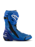 Alpinestars Supertech R Vented laarzen, blauwe en zwarte motorrace-laarzen, zijaanzicht met witte logo's, uitgebreide geperforeerde ventilatiezones, versterkte hiel en vervangbare teenschuiver.