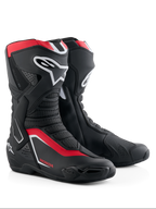 Alpinestars Honda SMX-6 V3 laarzen, performance motorlaarzen, zwart, felrood en wit, voorzien van TPU scheenbeen- en enkelbescherming, geventileerde mesh-panelen en een modern aerodynamisch profiel met Honda-branding.