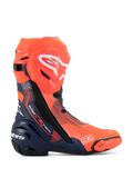 Alpinestars Supertech R Vented MM93 Replica laarzen, motorlaarzen voor racen, fluo rood en donkerblauw met zwarte accenten, voorzien van een geperforeerd bovenwerk van microvezel voor ventilatie, wit Alpinestars-logo op de scheen en nummer 93-branding op de neus.