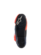 Alpinestars Supertech R Vented MM93 Replica laarzen, zoolaanzicht met zwarte rubberen buitenzool en wit sterlogo, getextureerd grippatroon voor voetsteunen, fluo rode en donkerblauwe accenten, hoogwaardig race-schoeisel