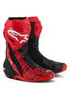 Alpinestars Supertech R LE Pecco Bagnaia Vented laarzen, racemotorlaarzen, rood en zwart, voorzien van een groot wit Alpinestars-logo op de scheenplaat, uitgebreide perforaties voor luchtstroom en speciale rode graphics op de neus en zijkant.