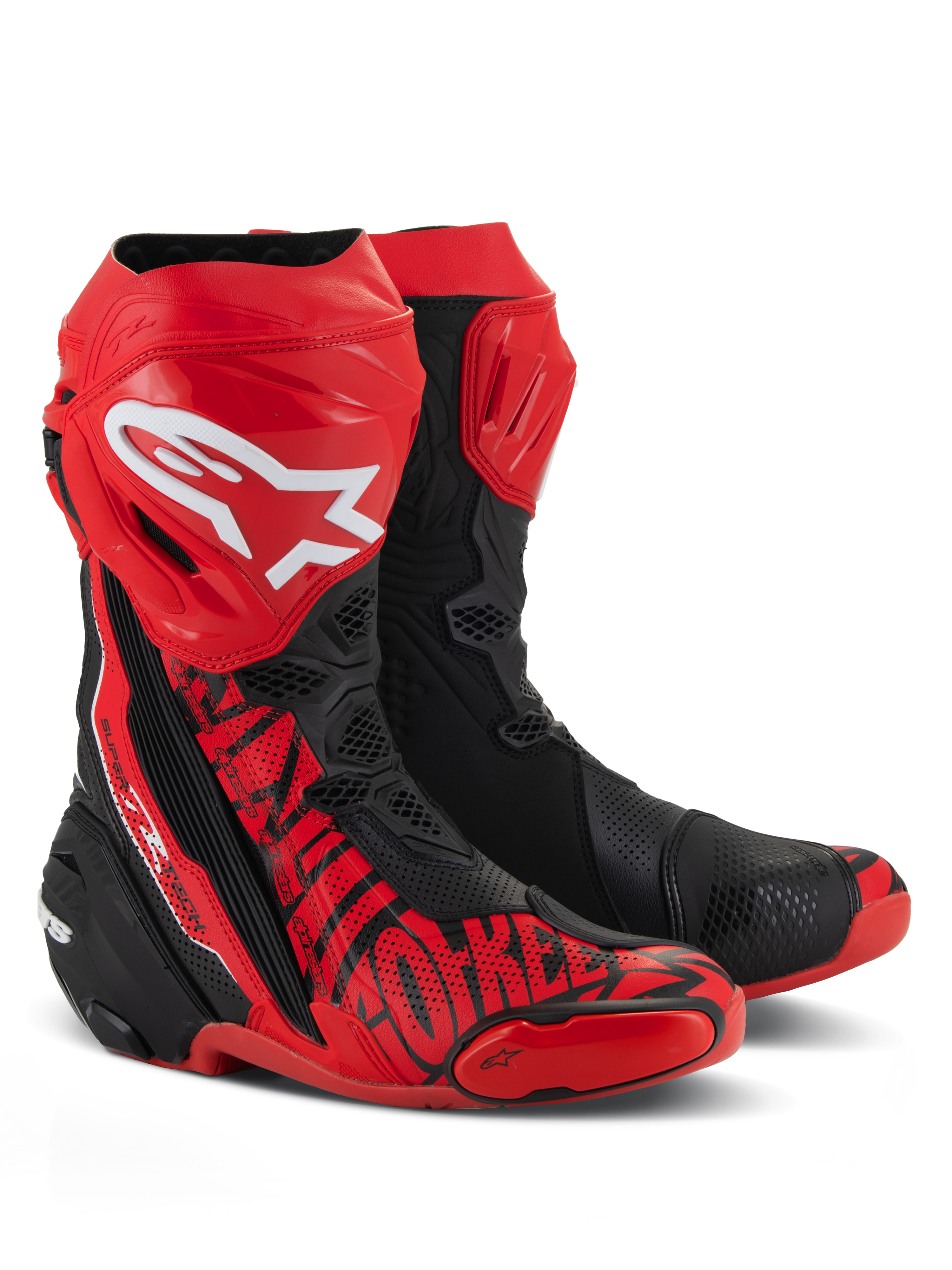 Alpinestars Supertech R LE Pecco Bagnaia Vented laarzen, racemotorlaarzen, rood en zwart, voorzien van een groot wit Alpinestars-logo op de scheenplaat, uitgebreide perforaties voor luchtstroom en speciale rode graphics op de neus en zijkant.