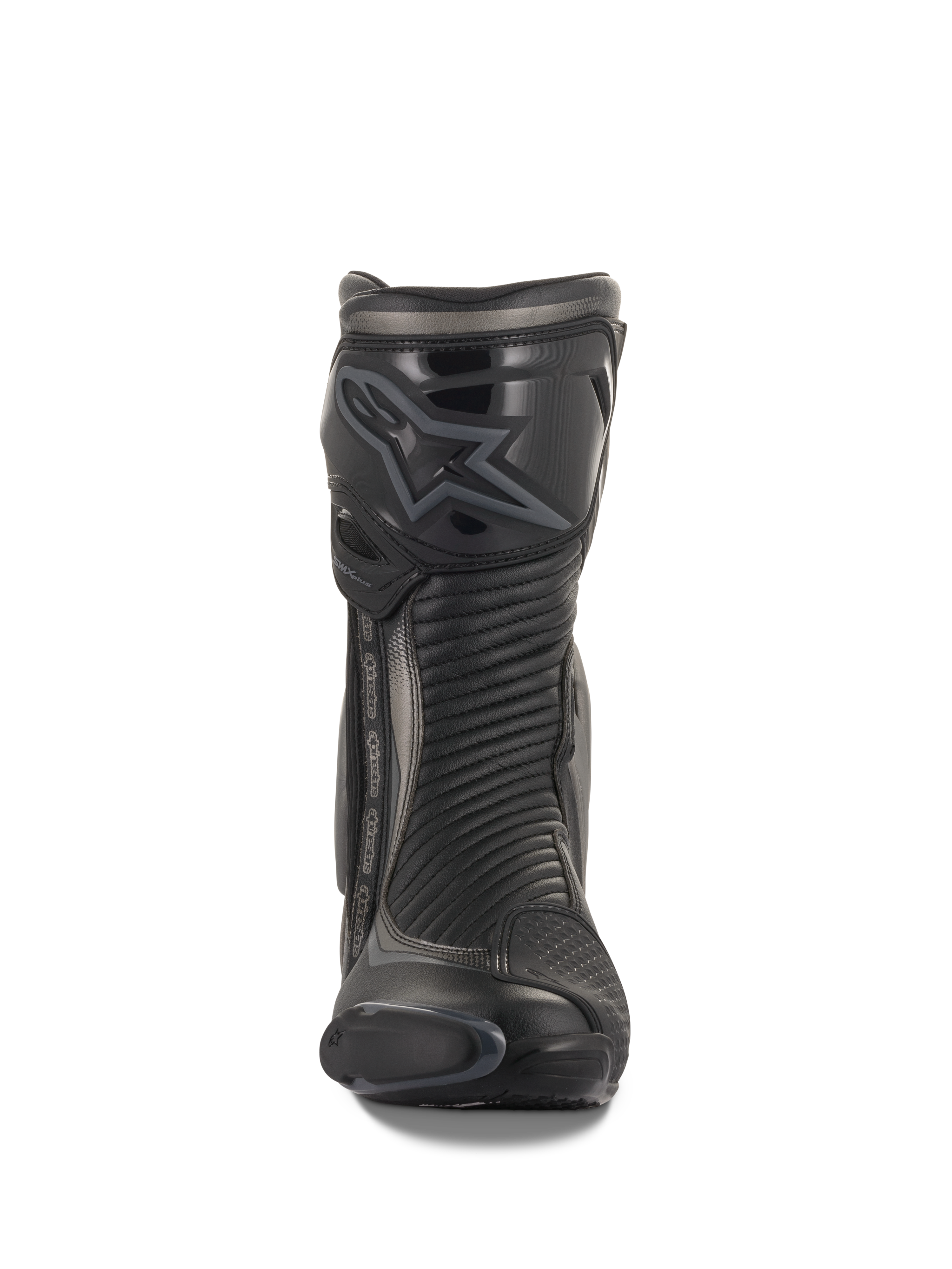 Alpinestars SMX Plus V2 laarzen, race- en sportmotorlaarzen, zwart en donkergrijs, vooraanzicht met een voorgevormde TPU-scheenbeschermer met Alpinestars-logo, accordeon flexpanelen voor beweging en een slank aerodynamisch profiel voor sportieve prestaties.