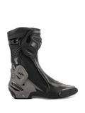 Alpinestars SMX Plus V2 laarzen, racingmotorlaarzen, zwart en donkergrijs, zijprofiel met geavanceerde TPU-scheenplaat en hielbeschermer, Multi-Link Control-systeem, flexibele accordeonzones, zijdelingse ritssluiting en aerodynamische microvezelconstructie voor prestatiegericht rijden