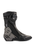 Alpinestars SMX Plus V2 laarzen, racingmotorlaarzen, zwart en donkergrijs, zijprofiel met geavanceerde TPU-scheenplaat en hielbeschermer, Multi-Link Control-systeem, flexibele accordeonzones, zijdelingse ritssluiting en aerodynamische microvezelconstructie voor prestatiegericht rijden