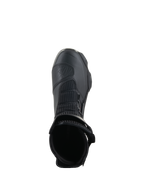 Alpinestars SP-X BOA® laarzen, zwart, bovenaanzicht met zicht in de enkelopening, voorzien van Rideknit® mesh en het aan de zijkant gemonteerde BOA® Fit Systeem, slanke middelhoge sportmotorlaars
