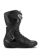 Alpinestars SMX-6 V3 laarzen, performance motorlaarzen, zwart met witte accenten, lateraal zijaanzicht met een TPU-enkelbrace-systeem, getextureerde mesh-flexzones en versterkte hiel- en teenonderdelen voor prestaties op het circuit en op straat.