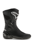 Alpinestars SMX S motorlaarzen, racinglaarzen voor motorrijders, zwart met witte logo's, zijaanzicht met duurzame microvezelconstructie, versterkte scheenbeen- en hielbescherming, flexibele accordeon-stretchzones, gestroomlijnd aerodynamisch ontwerp voor sportief rijden
