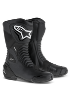 Alpinestars SMX S laarzen, sportieve motorlaarzen, zwart en wit, hoog model met grote witte logo's, versterkte bescherming op het scheenbeen en de hiel, en flexibele accordeonpanelen voor circuit- en wegprestaties.