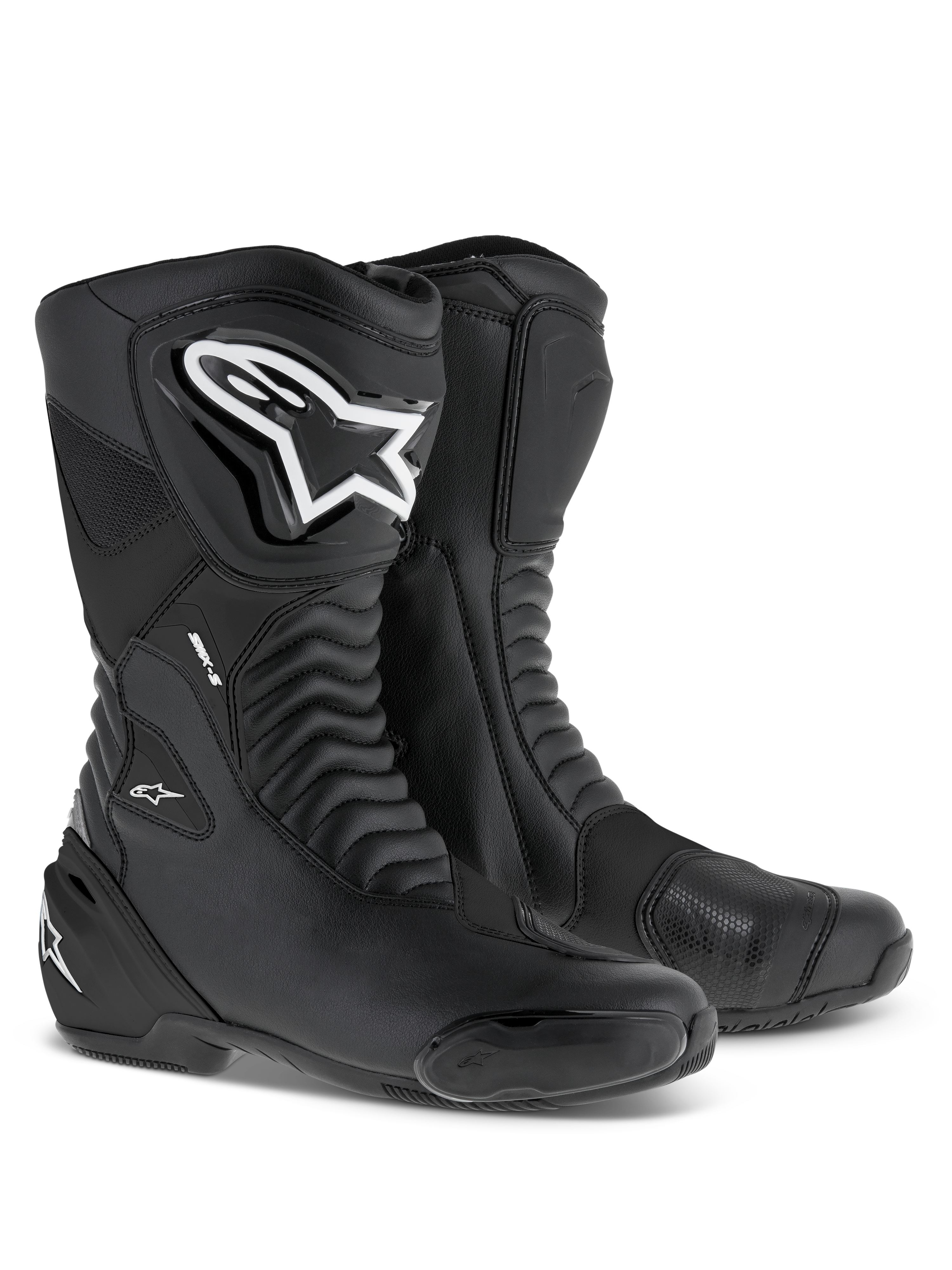 Alpinestars SMX S laarzen, sportieve motorlaarzen, zwart en wit, hoog model met grote witte logo's, versterkte bescherming op het scheenbeen en de hiel, en flexibele accordeonpanelen voor circuit- en wegprestaties.