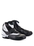 Alpinestars SMX-1 R V2 Vented motorlaarzen, lage motorrijlaarzen, zwart en wit, voorzien van geperforeerd microvezel bovenwerk voor ventilatie, TPU-hielbeschermer en schakelpad, zijrits met bandsluiting, ontworpen voor sportief straatgebruik