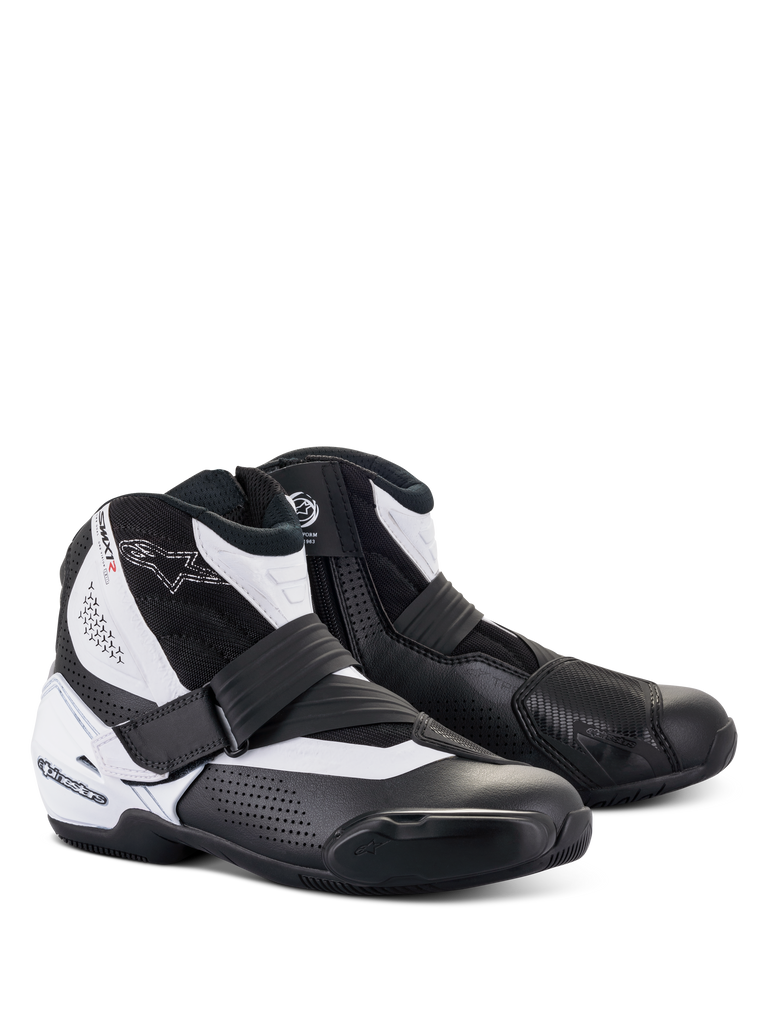 Alpinestars SMX-1 R V2 Vented motorlaarzen, lage motorrijlaarzen, zwart en wit, voorzien van geperforeerd microvezel bovenwerk voor ventilatie, TPU-hielbeschermer en schakelpad, zijrits met bandsluiting, ontworpen voor sportief straatgebruik