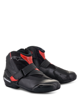 Alpinestars SMX-1 R V2 Vented motorlaarzen, laag uitgesneden motorrijschoenen, zwart en rood, voorzien van geperforeerd microvezel voor luchtstroom, TPU-bescherming en bandsluiting voor sportief rijden op de weg