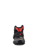 Alpinestars SMX-1 R V2 Vented motorlaarzen, laag uitgesneden motorrijlaarzen, zwart en rood, vooraanzicht met de veilige riemsluiting en geventileerd microvezel bovenwerk, hoogwaardige weguitrusting