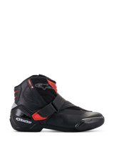 Alpinestars SMX-1 R V2 Vented motorlaarzen, laag uitgesneden motorschoen, zwart met rode accenten en witte logo's, geperforeerd microvezel bovenwerk voor luchtstroom, TPU-hielkap en zijbescherming, sportief ontwerp voor wegprestaties
