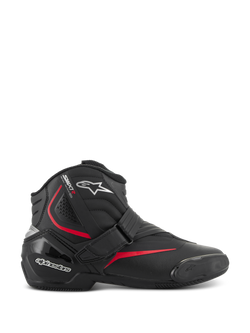 Alpinestars SMX-1 R V2 motorlaarzen, laag uitgesneden sportieve motorrijlaarzen, zwart met rode en witte accenten, voorzien van een veilige klittenbandsluiting, versterkte TPU-hielkap en enkelbescherming, accordeon-flexzones en een rubberen zool met textuur voor sportief rijden op de weg