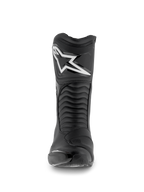 Alpinestars SMX S Waterproof laarzen, motorlaarzen, zwart, vooraanzicht met het witte Astar-logo op de scheenplaat, accordeon flexpanelen en duurzame microvezelconstructie voor sport-touring.