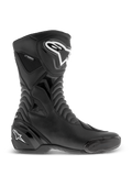 Alpinestars SMX S Waterproof motorlaarzen, zwarte motorlaarzen, zijaanzicht met witte logo's op de scheenplaat en hiel, getextureerde accordeon flex-panelen, duurzame microvezelconstructie en waterdichte branding, strakke sport-touring motorlaarzen