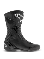 Alpinestars SMX S Waterproof motorlaarzen, zwarte motorlaarzen, zijaanzicht met witte logo's op de scheenplaat en hiel, getextureerde accordeon flex-panelen, duurzame microvezelconstructie en waterdichte branding, strakke sport-touring motorlaarzen
