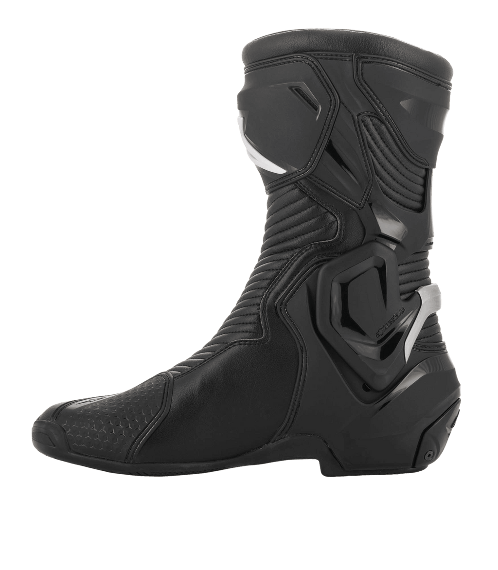 Alpinestars SMX Plus V2 GORE-TEX laars, performance motorlaars, zwart en zilver, zijprofiel met geavanceerde microvezelconstructie, Multi-Link Control enkelsysteem en flexibele accordeonpanelen voor sport- en toerrijders.